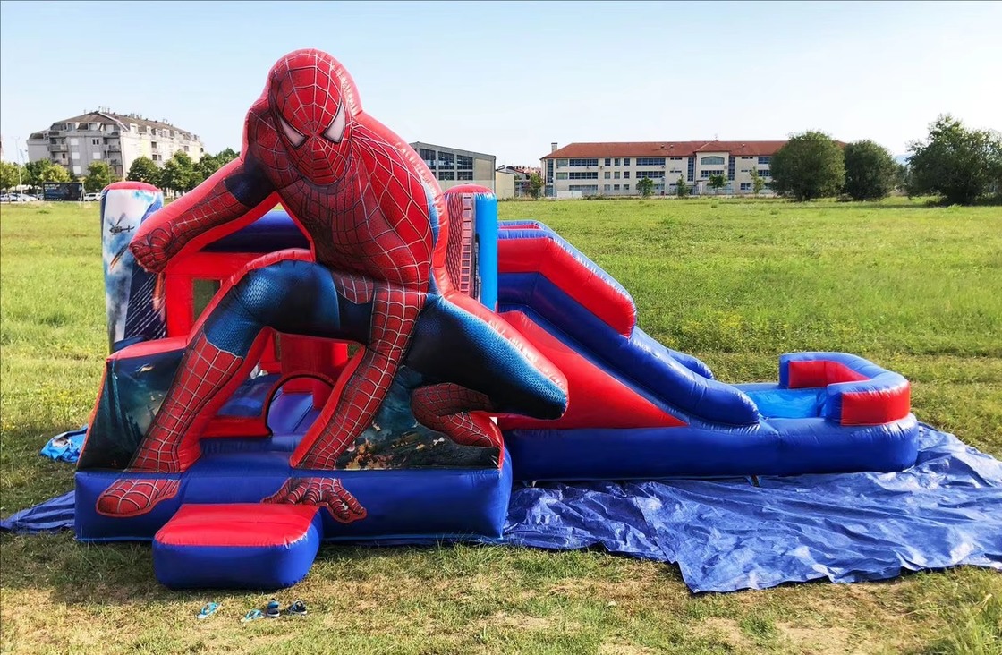 スパイダーマンテーマ 乾燥スライドと950wの吹風機付きの充気城 子供のためのパーティー 5*5*3.6m サイズ 1〜6人の容量