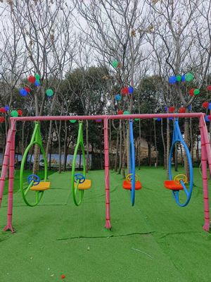 様々な色の子供用スイング遊具 インタラクティブ遊具