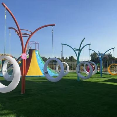 インタラクティブなライトエフェクトを持つ屋外遊び場の中心